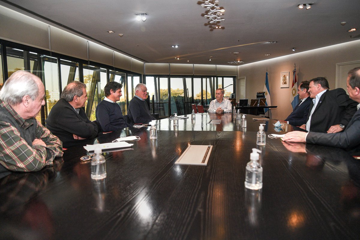 Con la Mesa de Enlace provincial coincidimos en que el progreso se obtiene cuando somos capaces de trabajar juntos. Y así lo hacemos en Córdoba, con obras y programas que impulsamos con nuestros productores, mientras la Nación insiste con recetas que perjudican a la producción.
