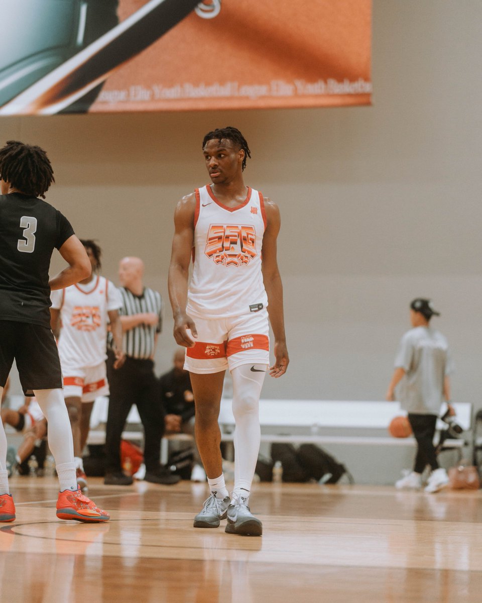 brhoops's tweet photo. Oregon has emerged as the front-runner to land a commitment from Bronny James, per @on3. https://t.co/iAizp5WNzW