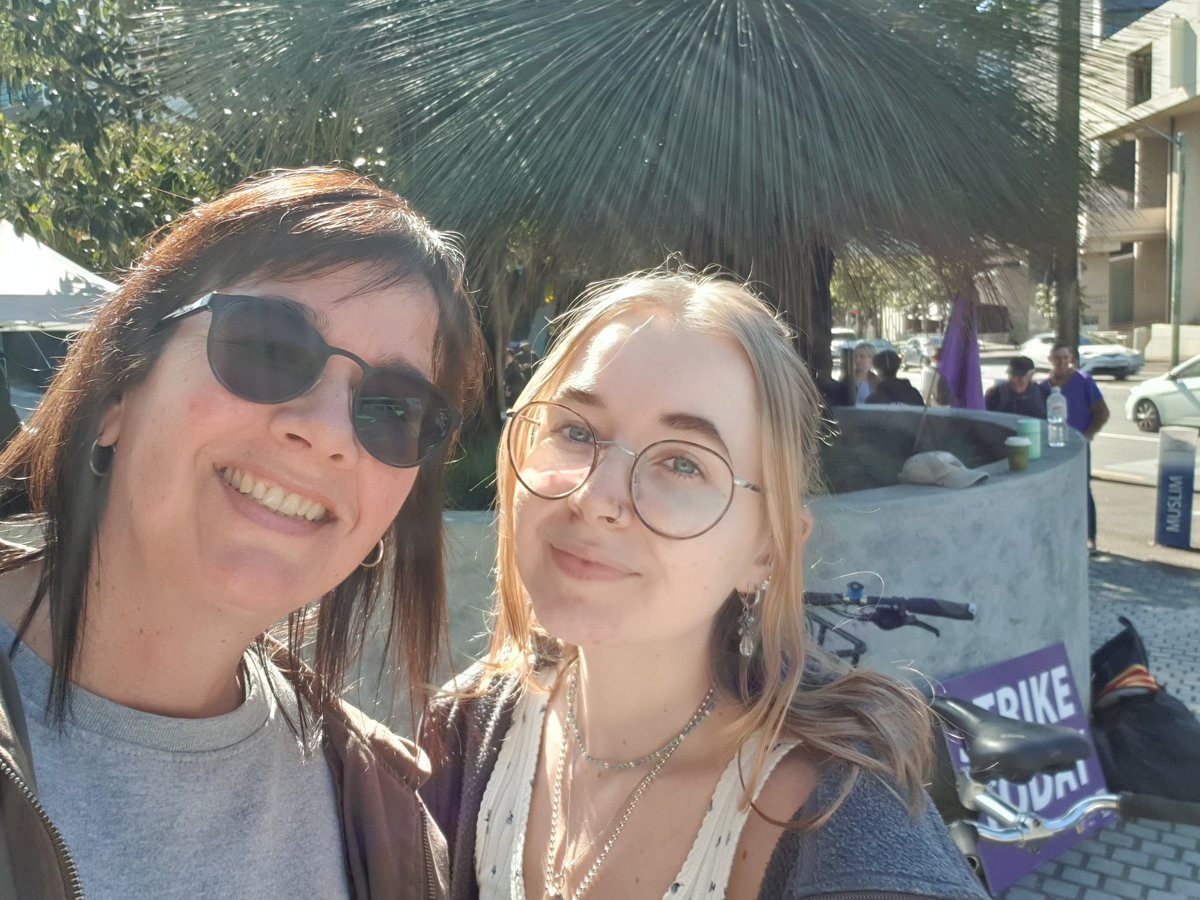 UTS staff and student selfie on the usyd picket! #Usydstrike @NTEUNSW