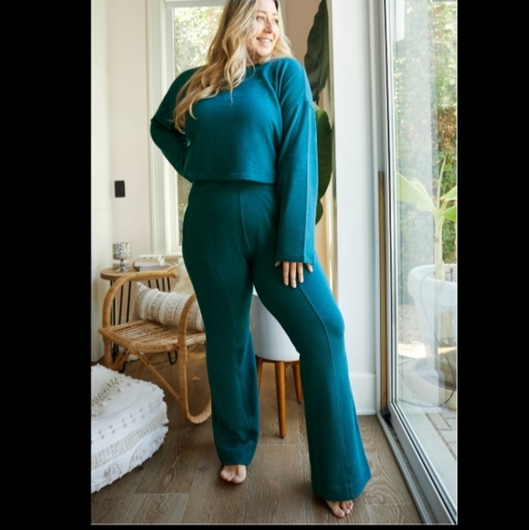 JFabulousPlus's tweet photo. So good I had to share! Check out all the items I'm loving on @Poshmarkapp from @_FrancesMolina #poshmark #fashion #style #shopmycloset #fabletics: https://t.co/cPE270PDjN https://t.co/OibRFMcsHx