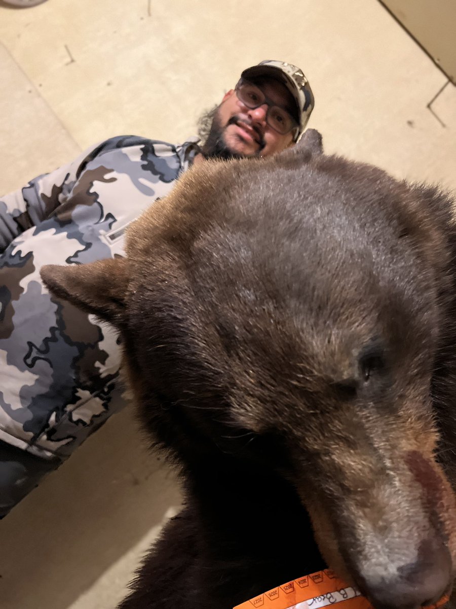 ItsBigNick's tweet image. Our buddy Ruben with a great colored bear!!!!

#beartag #conservation #tagpunched #bearcall #beathuntsuccess #outdoors #addictedtohunting #bearhunter #trophybear #huntingeveryday #huntinghigh #beartagged #beartagfilled