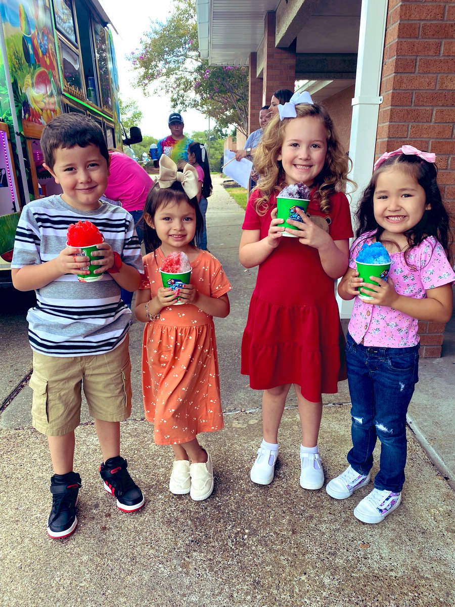 GCarrabineBryan's tweet photo. Thank you to our amazing staff for making the first day of school in @BryanISD a fantastic day for our students! #ChildrenFirstAlways https://t.co/lnKm3vy2GD