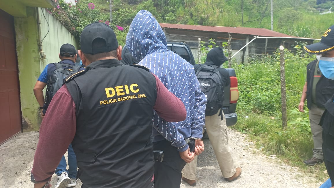 otonielrivera32's tweet photo. #CARCHA: Kevin Josué Tzalám Norales, de 19 años, fue detenido en allanamiento por policías de la #DEIC en coordinación con el Ministerio Público en barrio Chajsaquil, San Pedro Carchá, Alta Verapaz,acusado de producción de pornografía de menores. Era instructor de gimnasio. https://t.co/CQ9d4CNB2E