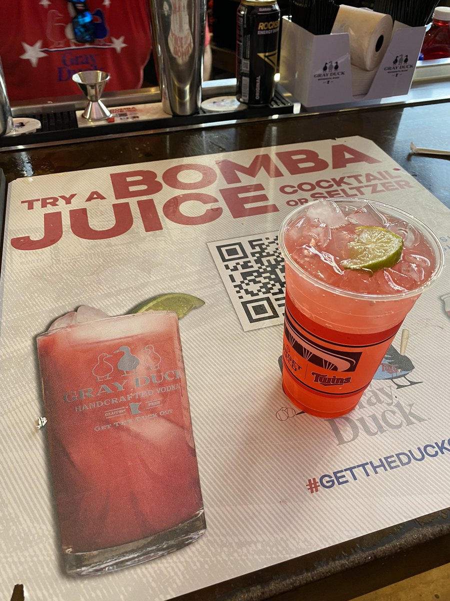 pwelbig's tweet photo. My first #BombaJuice! @chadgreenway52
#gettheduck https://t.co/YXNEv5xG4f