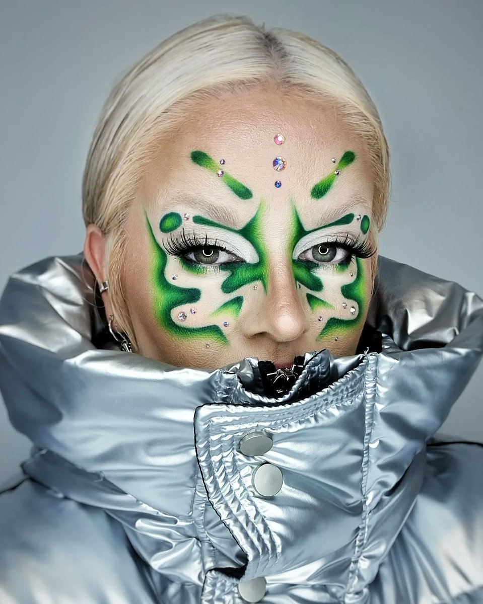 elioop83's tweet photo. Channelling my internal alien butterfly 🦋👽 I've been obsessed with @iamnostya art &amp; had to give the style a crack. Created with the @bperfectcosmetics x @staceymariemua Carnival XL Pro Palette 
#bperfectcosmetics #carnivalxlpro #staceymariemua #greenmakeup #alienmakeup https://t.co/0hDcxwY2X6