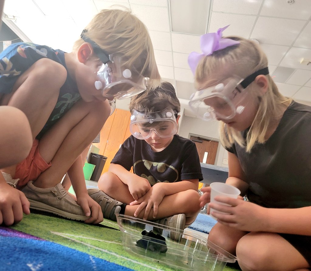 dreaminginka's tweet photo. Scientist vibes going down in kindergarten! Oh, their cheers were so cute! 🧪🔬🌋 #kakiddos https://t.co/EGPErhjQp6