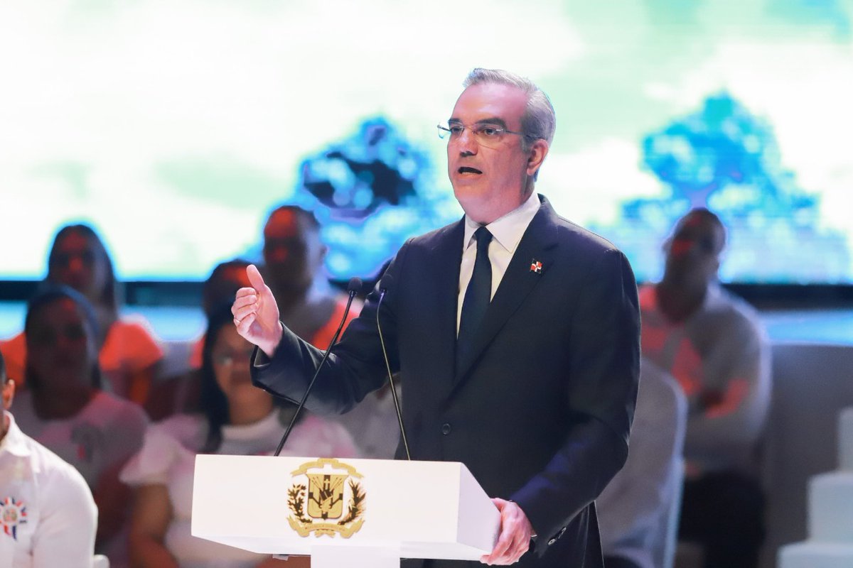 TeleuniversoTAD's tweet photo. Con una audiencia de blanco y él vestido de negro, @luisabinader pronunció su discurso de unas 16 págins y 50 minutos.
#Teleuniverso 
#TeleuniversoAlDía
#DíadelaRestauracion 
#PresidenteAbinader 
#16deAgosto https://t.co/DwvUdUmnpz