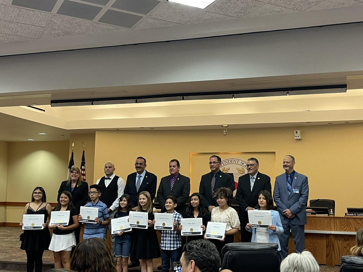 Agomez13_'s tweet photo. Iβm so proud to be part of this special moment for my scholar that I nominated last year to go to the Lone Star Leadership conference and receiving board honors for her success and completion of the conference!!ππ #TeamSISD #iykyk #JCEbuffaloes #Staybuff @JFCarrasco_JCE https://t.co/LEPfj1EKgL