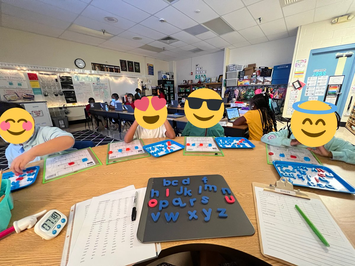 msluz2nd's tweet photo. I love having a longer phonics block this year! After a quick mini-lesson, we pull phonics groups while the rest of the class works on independent phonics practice! (They love @BoomLearning!) @BirneyBobcats https://t.co/TWHWETrbXt