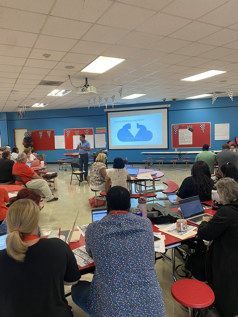 Hogg_Razorbacks's tweet image. Teachers spent their morning learning a variety of best practices from our amazing Hogg teacher leaders! #LiteracyRoutines #CANVAS #SmallGroupInstruction #DataDrivenInstruction #TLAC @HoustonISD @HISDMiddleSchls @tudon_martinez