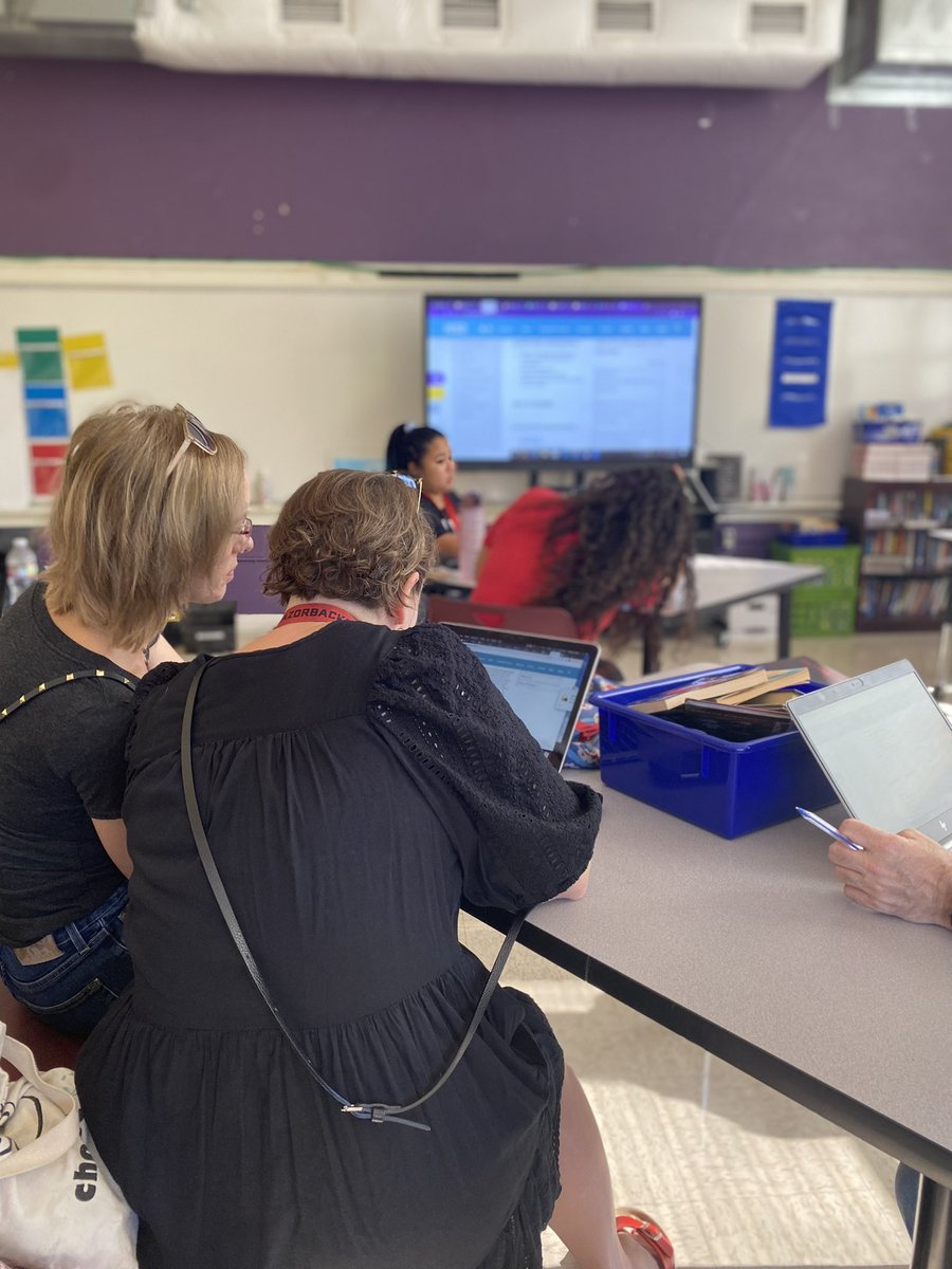 Hogg_Razorbacks's tweet image. Teachers spent their morning learning a variety of best practices from our amazing Hogg teacher leaders! #LiteracyRoutines #CANVAS #SmallGroupInstruction #DataDrivenInstruction #TLAC @HoustonISD @HISDMiddleSchls @tudon_martinez