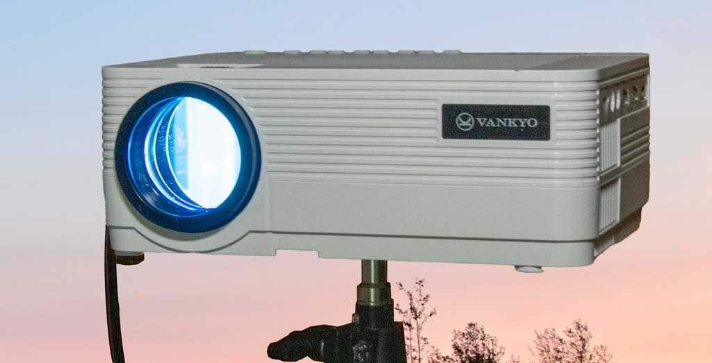 photodb's tweet image. Could this be the smallest FHD 1080p outdoor portable projector for well under $200.00?  Check it out!.  @Vankyo #lcdprojectors #projectors #82 dbhas.info/3IsjCb4