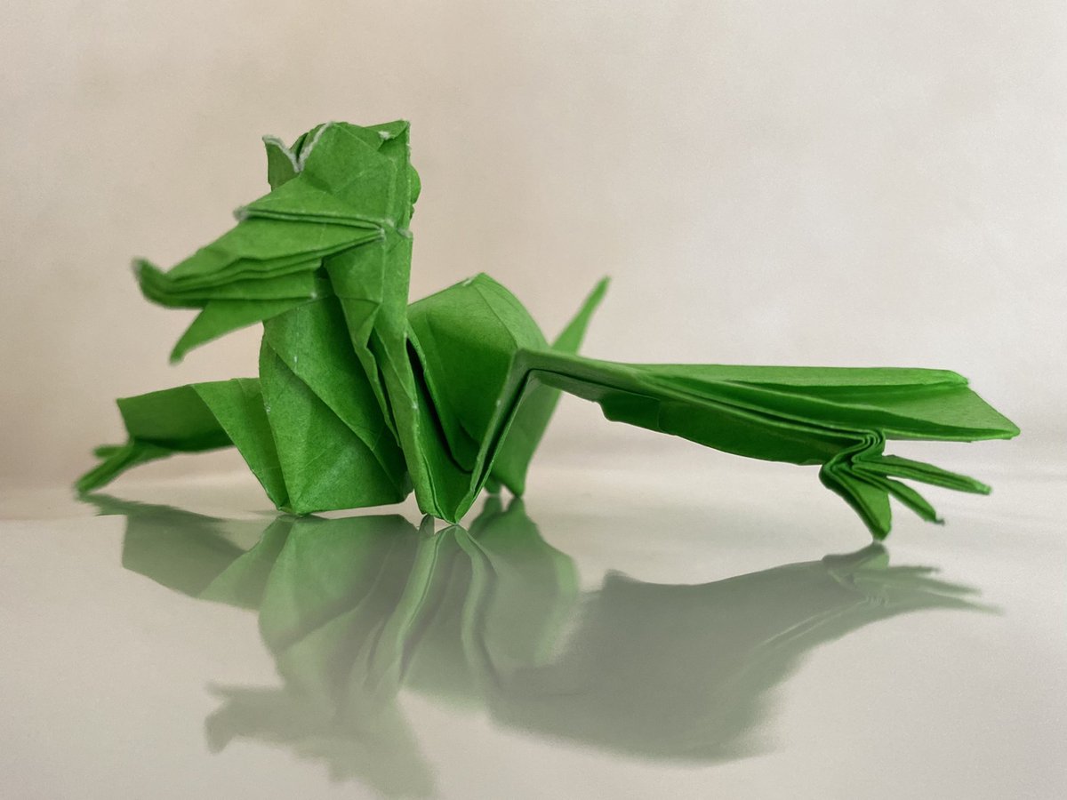 「ドラゴン入った鶴」
創作：息子

「鶴折ろー」と部屋に行った息子、これを持って出てきました🐲
顔と小さな手がカワイイ💕

#折り紙作品