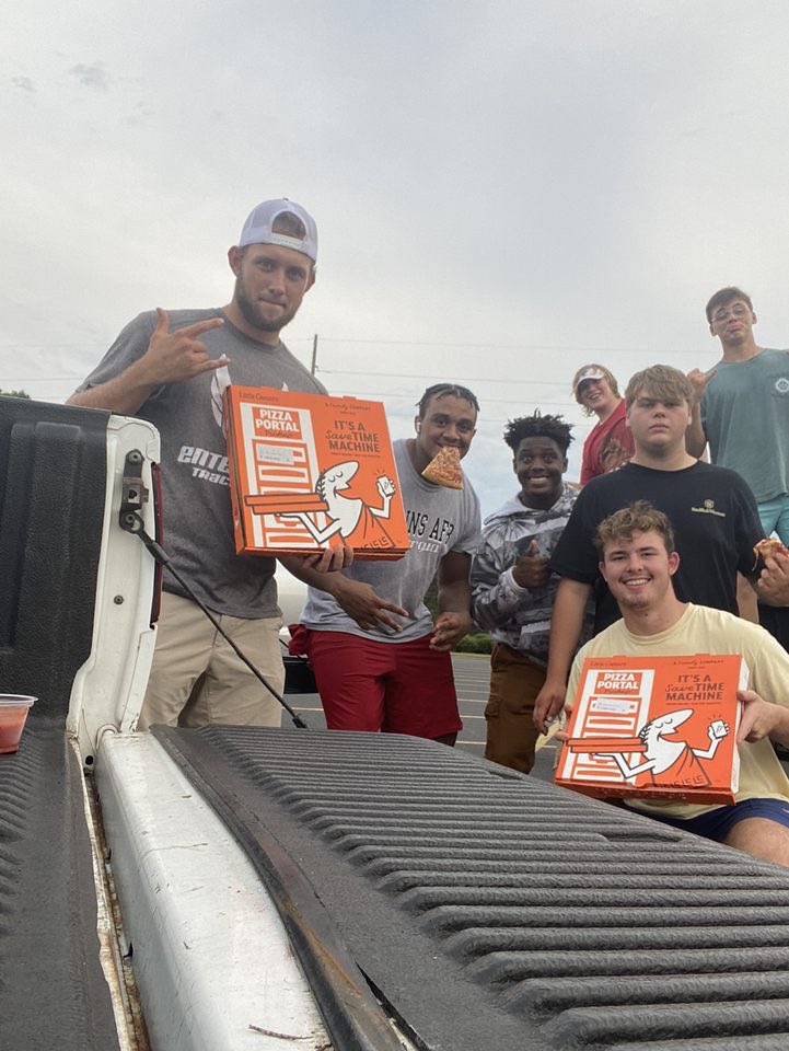 53mcd's tweet image. Survive a 101 degree practice✅   
Get pizza with the Hawgs afterwards✅