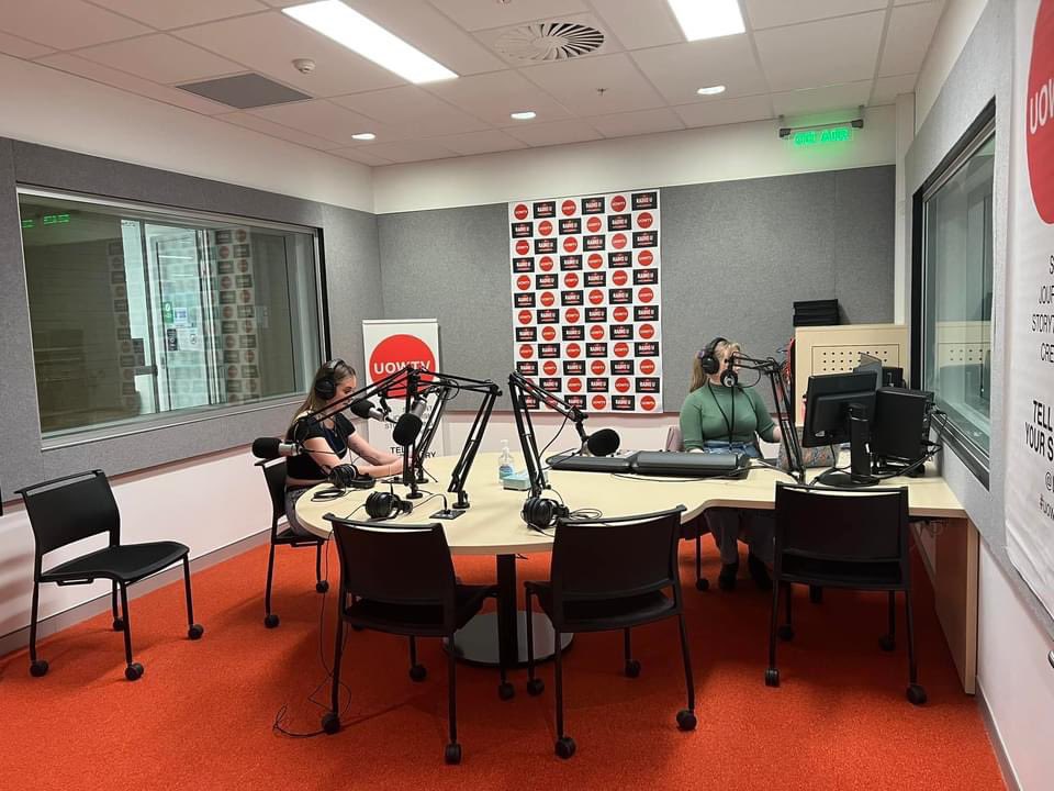 PrenterHayley's tweet photo. I forgot to share to Twitter that I made my headline debut on #RadioU for the #uowopenday 2022. 
Super nerve racking but I got through it! 📰🎙 https://t.co/j5tupyDSz6