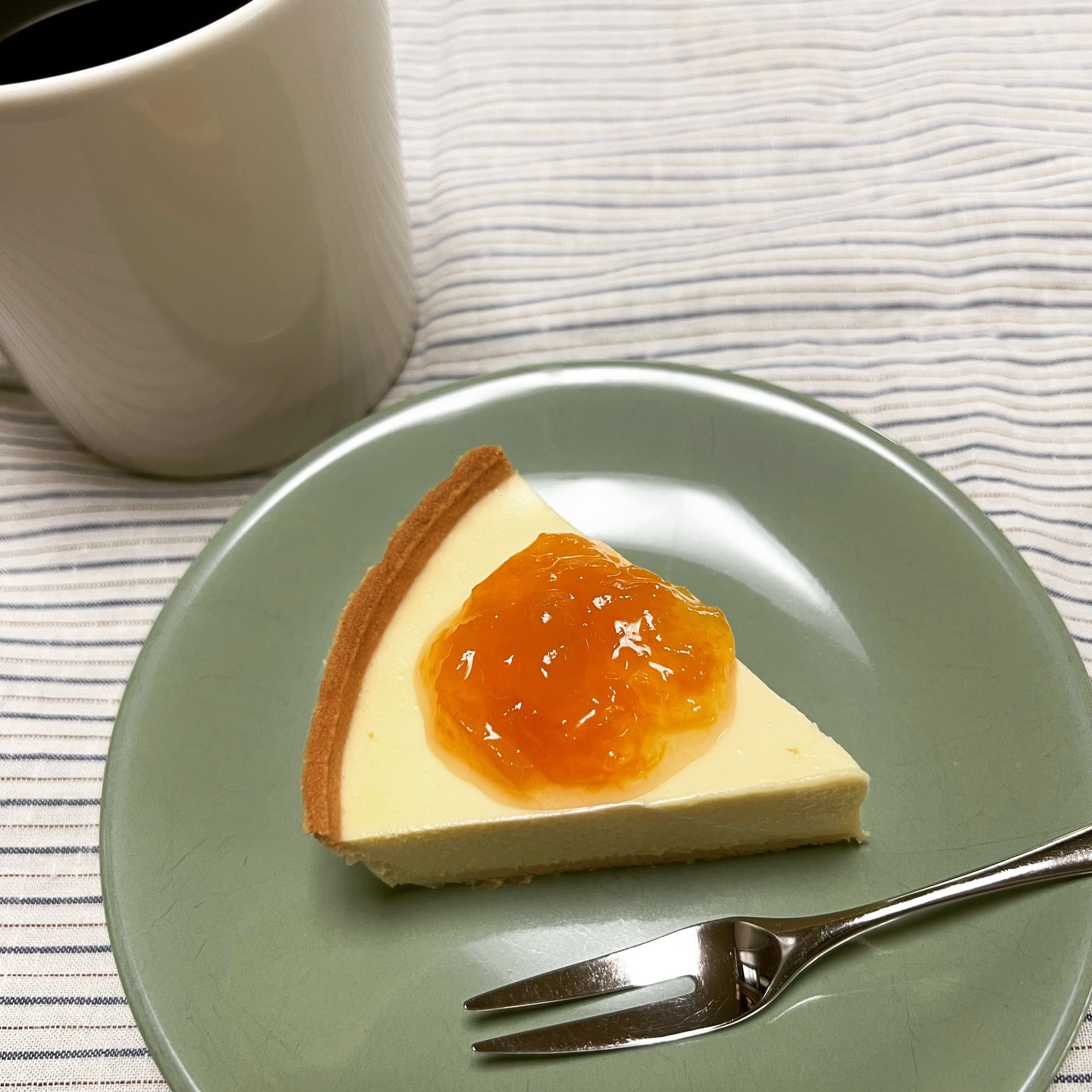 Piyon モロゾフのレアチーズケーキでモーニング珈琲 トッピングはアプリコットスプレッドです モロゾフ Morozoff レアチーズケーキ アプリコット Apricot あんず アプリコットスプレッド まるごと果実 アヲハタ 珈琲 珈琲好き モーニング