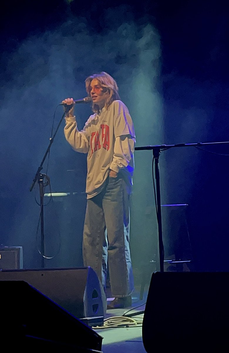 ringofkeyz's tweet photo. saw boyfriend maya hawke in person https://t.co/0uCtEQAwAT