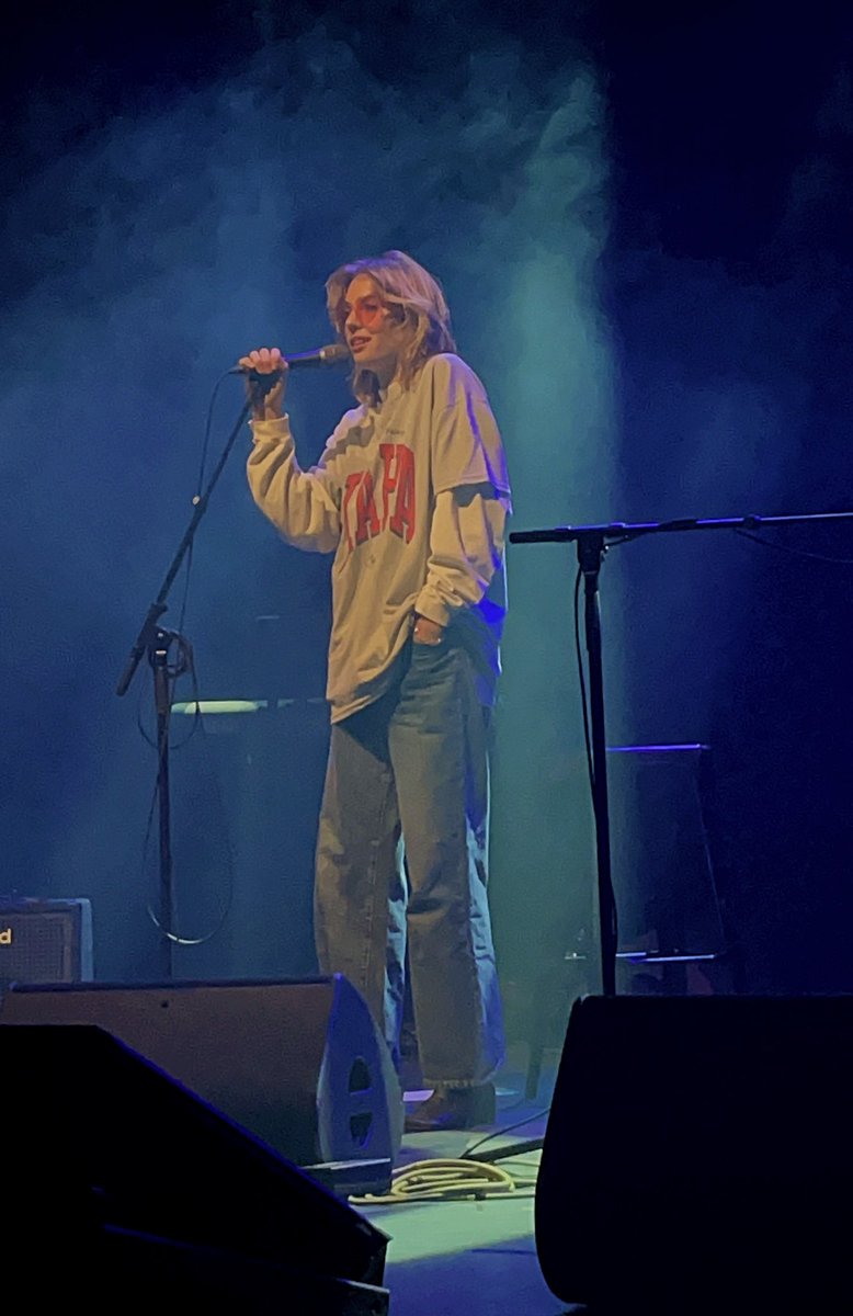 ringofkeyz's tweet photo. saw boyfriend maya hawke in person https://t.co/0uCtEQAwAT