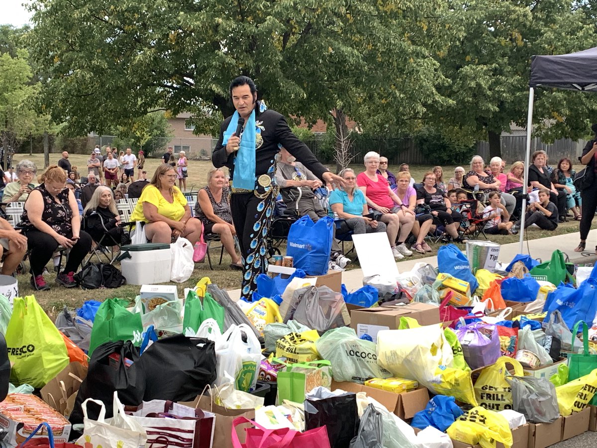 voteloomis's tweet photo. Magical night in Eleanor Park,  #Ward6!🤩

It’s so special to see neighbours, friends and family come together in support of a great cause.

Congrats to @BillYates12 and @CovidElvis on such an incredible community food drive, smashing their goal of one tonne of food donations.🙌 https://t.co/MA3WzKdTMH