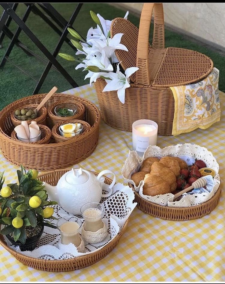 ياعينـــــــي حظنا تعبان دمهما نسوي مابيبان
ولو نحلف ڪثر أيمان ماراح يصدقو الحلفان