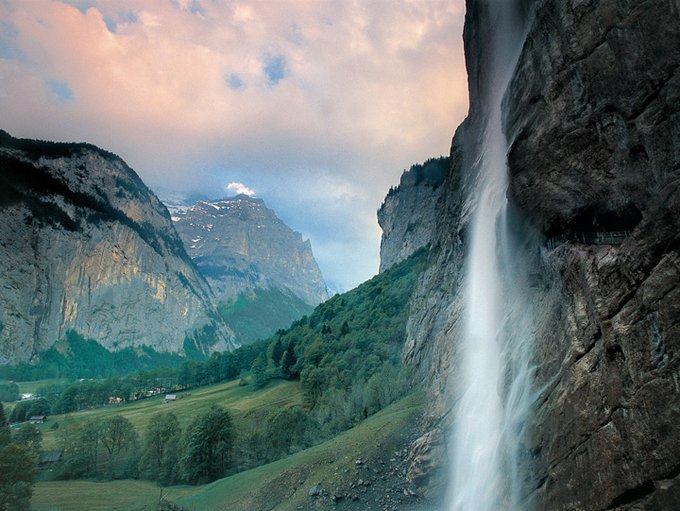STMediaCH's tweet photo. Gewusst? Der 297 Meter hohe #Staubbachfall im #Lauterbrunnental inspirierte anno 1779 Johann Wolfgang von #Goethe zu seinem weltberühmten Gedicht «Gesang der Geister über den Wassern»!
@JungfrauRegion @madeinbern
https://t.co/c7OubpZACw
https://t.co/LDBloGWwu9 https://t.co/LejK7FkFgY
