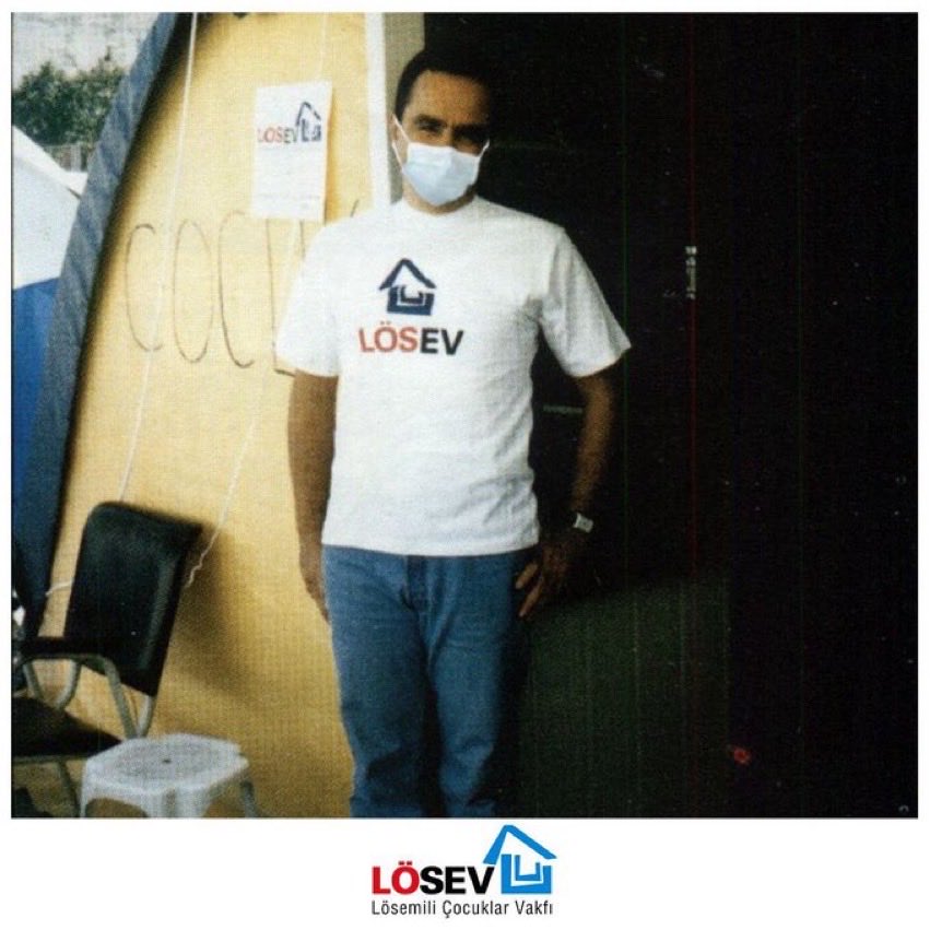 DEPREMDE ÖNCE BİZ KOŞTUK !
Yıl 1999 , Lösev kurulalı henüz 1 yıl olmamış ama çılgın bir proje başlatmışız : TÜRKİYE ‘nin ilk LÖSEMİLİ ÇOCUKLAR HASTANESİ’ni inşa ediyoruz .
Bir sabah depremle uyandık. 
Hemen Adapazarı’nda LÖSEV SAĞLIK ÇADIRI kurduk.
Lösemili çocukları kurtardık