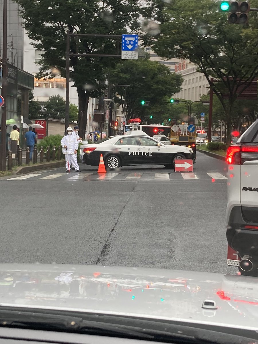 RootsCool's tweet photo. 通せんぼ💦
#名古屋
＃栄
＃矢場町
＃倒木？
＃北向き
#通行止め https://t.co/RVXAw0uCx9
