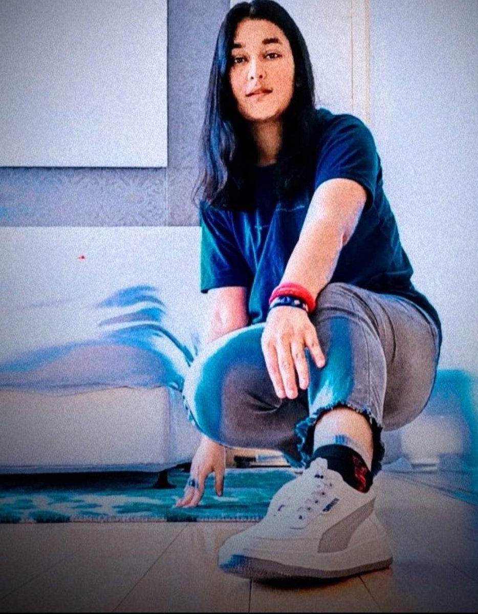 Yo_itz_tanya's tweet photo. L*wde 80,000 ke shoes hai...🤣🤣 https://t.co/fw5tVWjiIw