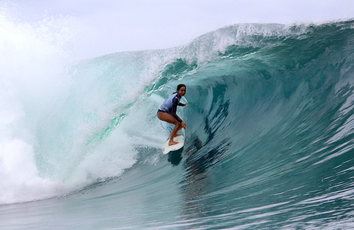 Vahine Fierro dans le tube à #Teahupoo, les surfeuses pros étant de retour en compétition à #Tahiti 16 ans après...🌊🏄‍♀️ #surf <a href="/lequipe/">L'Équipe</a>
