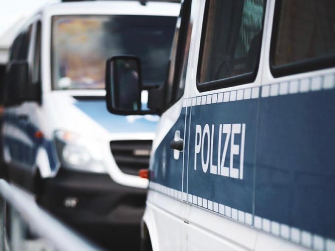 Polizei_MV's tweet photo. #Rostock #VerkehrHRO #Infotweet
Nach einem #Unfall im #Fischreihafen Höhe Alter Hafen Nord kommt es zu #Verkehrsbehinderungen.
Unsere Kollegen leiten den Verkehr am #Unfallort um. Bitte vorsichtig fahren! https://t.co/NtjoDW044K