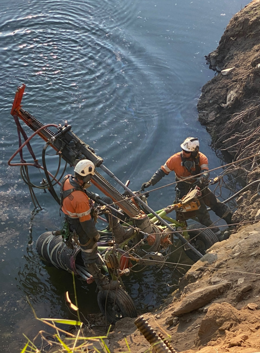 SpecialisedGeo's tweet photo. Nothing is too difficult for Specialised Geo - even water works!

A challenging access project along the Tuross River to stabilise the embankment after a recent landslip.

#specialisedgeo #specialists #rockfall #landslip #stabilisation #bestinthegame #soilnail #anchor #mesh https://t.co/C2OxUqmGNJ