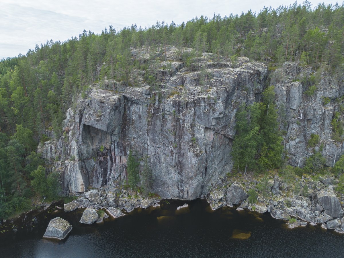 Kaarnavuori on saanut linnamaisen muotonsa, kun toistuvat jäätiköitymiset ovat kuluttaneet ympäristön rikkonaiset kallioalueet syviksi laaksoiksi ja sen erityispiirre on Suomen suurin kalliolippa. 

Lisätietoja 👉 saimaageopark.fi/kohteet/kaarna…

#saimaageopark #UNESCOGlobalGeopark