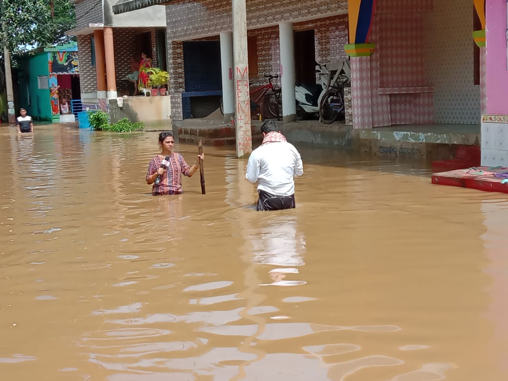 NilimaPriya21's tweet photo. #FloodLive #PURI
Flood coverage of Puri dist Kanas block dokanda village @ArgusNews_in https://t.co/E4J9ee6IfT