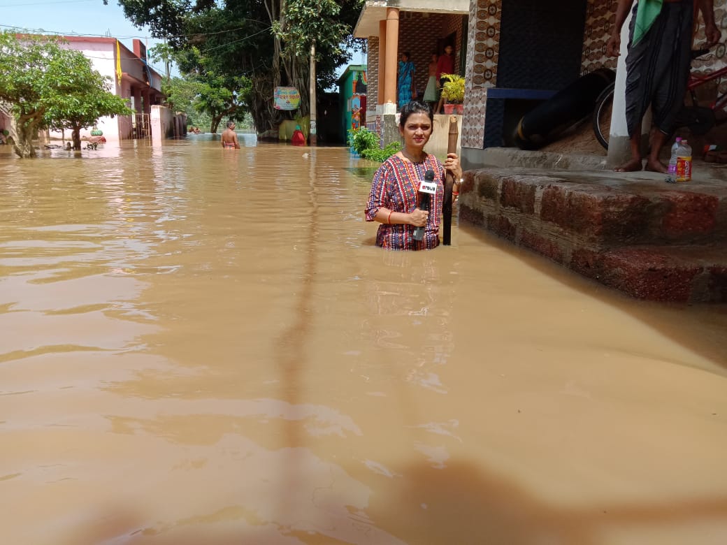 NilimaPriya21's tweet photo. #FloodLive #PURI
Flood coverage of Puri dist Kanas block dokanda village @ArgusNews_in https://t.co/E4J9ee6IfT