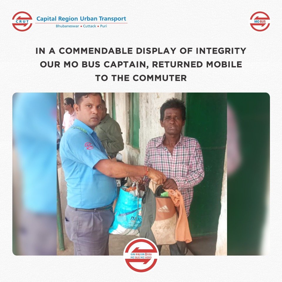 CRUT_BBSR's tweet photo. Our #MoBusCaptain, with utmost honesty returned a bag to the commuter who had left it in Mo Bus. In #MoBus, nothing is ever lost!
#MoBusMoHero
#MoBusForBetterYou
#HappyCommuters
#Humanity https://t.co/AONmzhFbcD