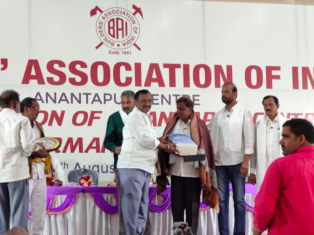 Radha_TMT's tweet photo. On 14th Aug’22, Radha TMT organised ‘Builders Association Of India’ at Anantapur Centre. Builders were given a token of appreciation for their work.
#radhatmt #radhatmtbars #buildersmeet #anantapur #foundation #strength https://t.co/uWHHRu08Yv