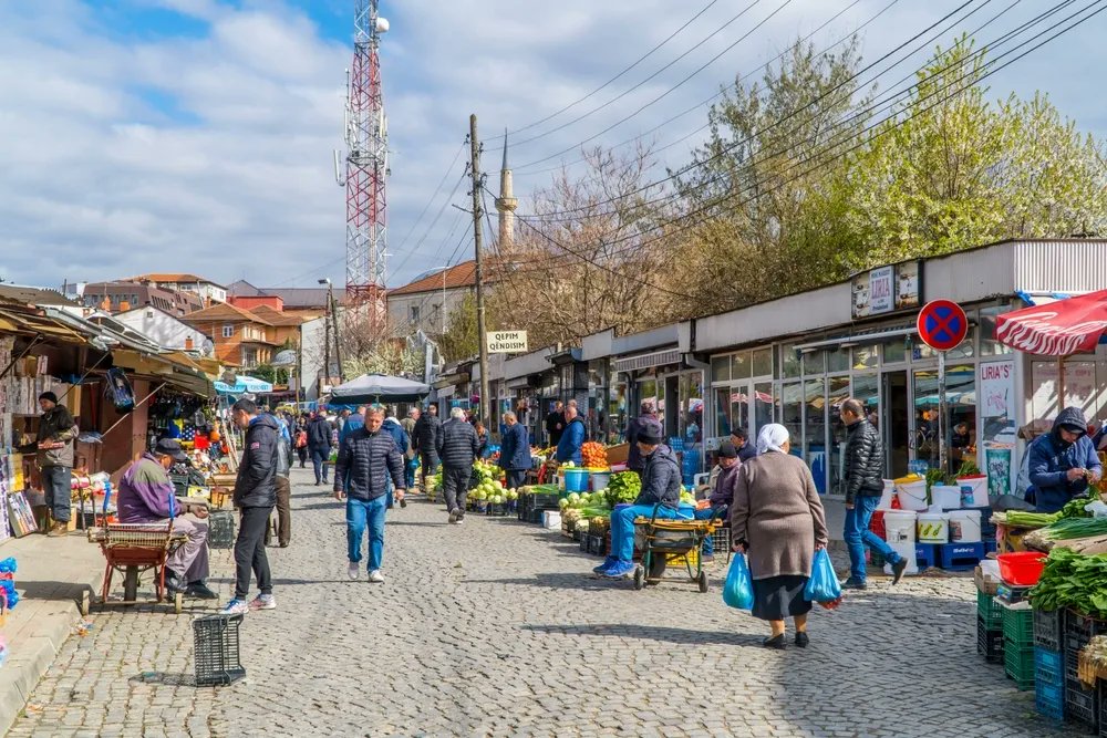 BalcaniCaucaso's tweet photo. Decine di cittadini del #Kosovo sono stati rimpatriati dai territori di Siria ed Iraq che erano sotto il controllo del " #califfato dello Stato islamico". Il loro reinserimento nresta difficile a causa di pregiudizi, disoccupazione e fragilità sociale https://t.co/sUuF471JT6 https://t.co/SliPZn4mLJ