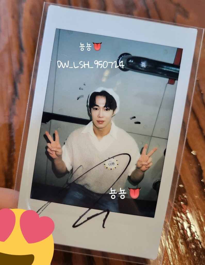 DW_LSH_950724's tweet photo. 💓진짜 올더케이팝..사...사랑합니다....😳❤
첫싸폴에 최애라니😭😭 
난 진짜 복받은사람...😭😭
후기들이없어서 올릴까 고민했지만...
귀여운 상혁이 같이 봐야죠!!💛
✌🙂✌ 베레모상혁이 너무 귀여워용💛

#sf9 #다원 #이상혁 
#올더케이팝 #주간아 #싸인폴라로이드
@ALLTHEKPOP @SF9official https://t.co/Y6qj5ECENr