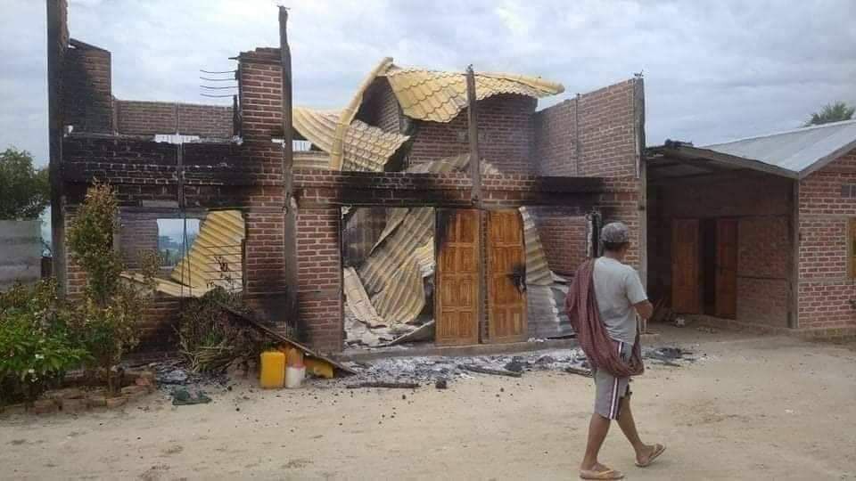 TTFR__Myanmar's tweet photo. Almost all the residential properties in 2 villages of north east Pauk tsp, Magway division were reported to have been set ablaze by military terrorists yesterday. #2022Aug17Coup #FreezePaymentsToJunta #US_SanctionMOGE #WhatsHappeningInMyanmar https://t.co/56xtpiCpM0