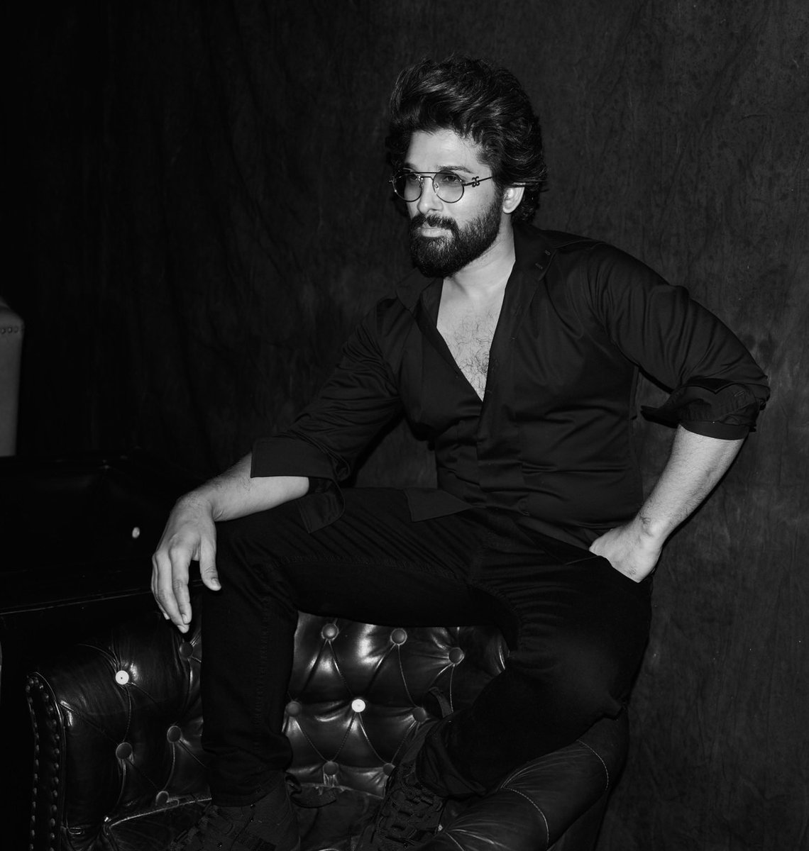 TrendsAlluArjun's tweet photo. EMPEROR @alluarjun ERA !!!👑 https://t.co/HD2bC9agg0