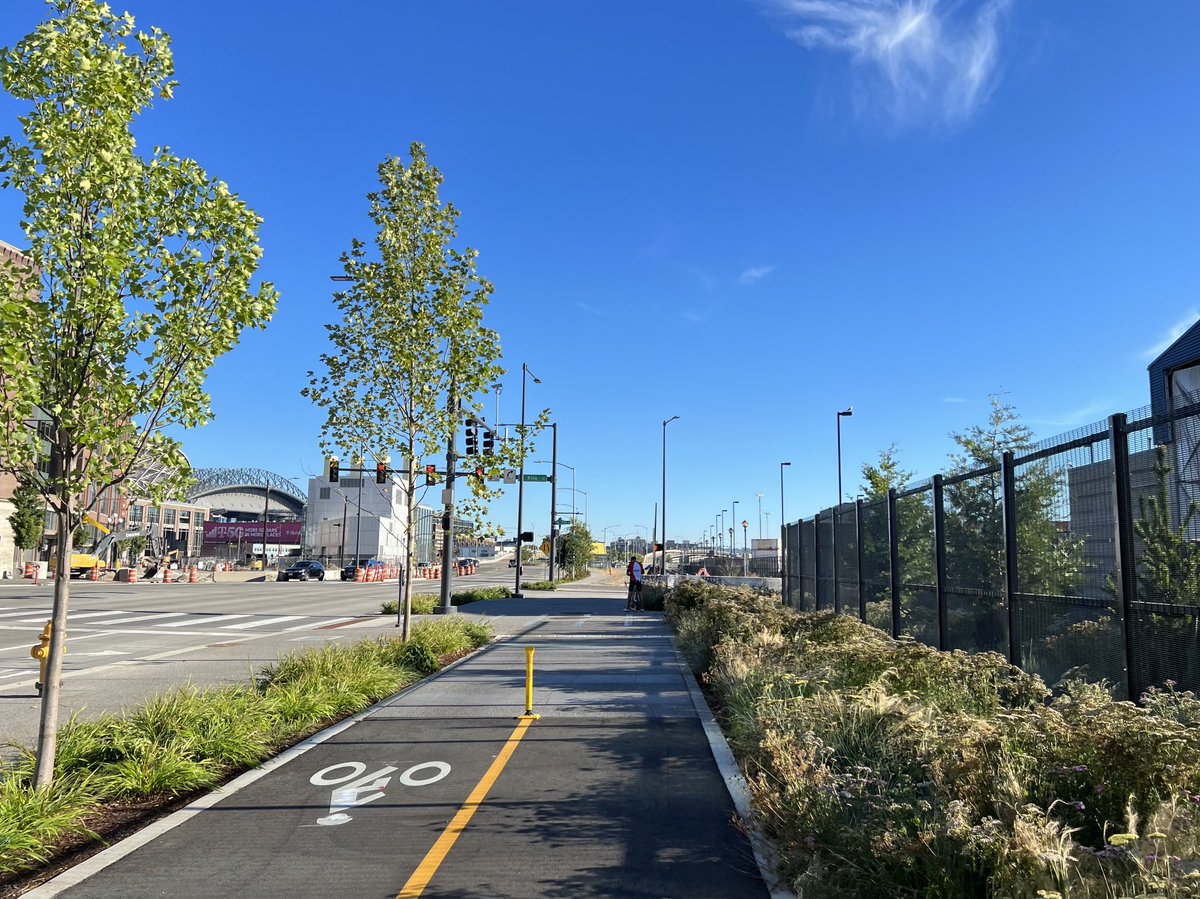 It’s weird that ⁦<a href="/wsdot/">Washington State DOT</a>⁩ has decided five feet is the maximum width for a bike lane, even when a ton more space is available.