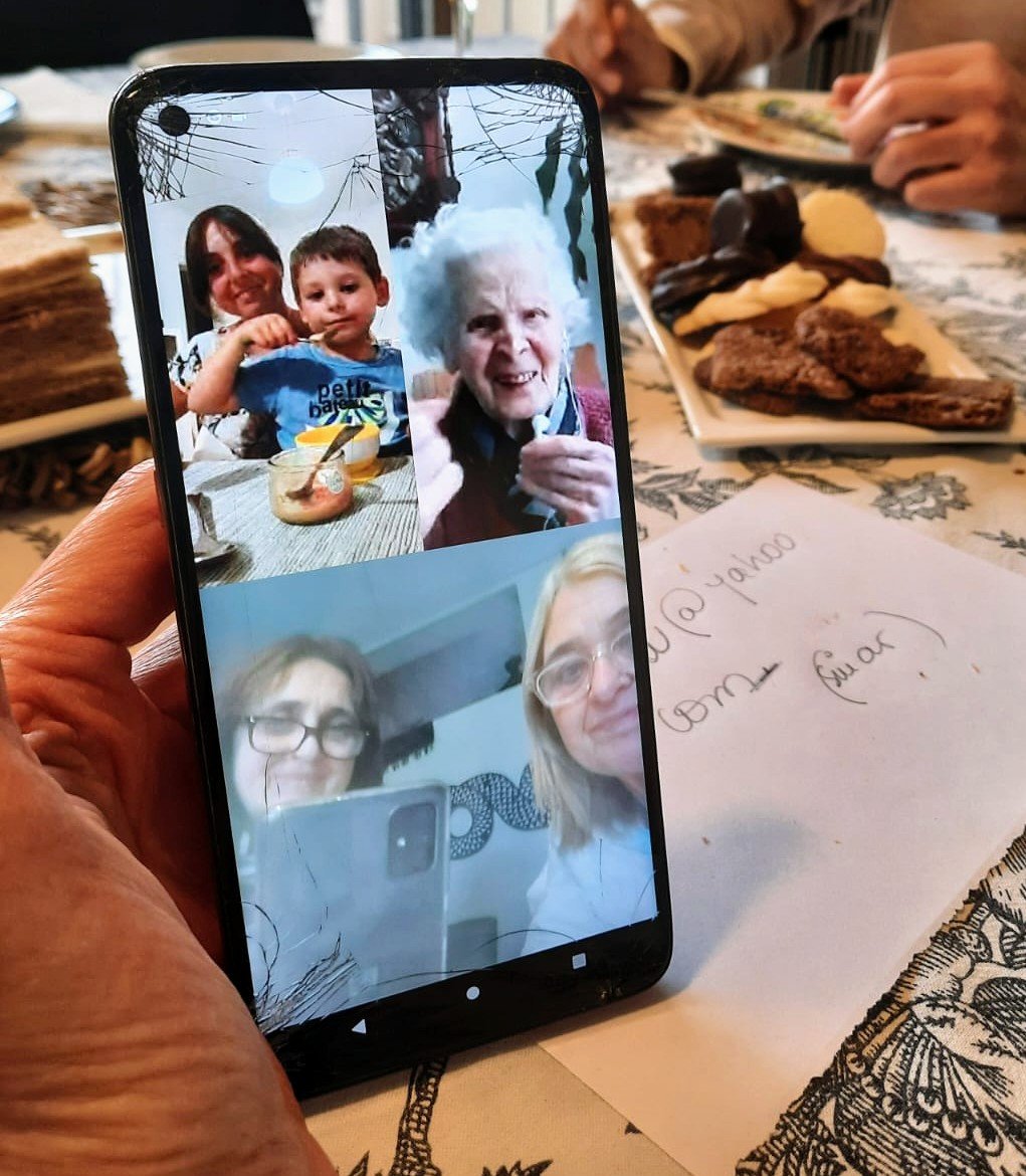 Cuando 4 generaciones en la familia, repartidas en 2 continentes, se reúnen para celebrar y desearte un buen comienzo en tu nuevo trabajo 🙂❤️🚀🥂🎉🏡