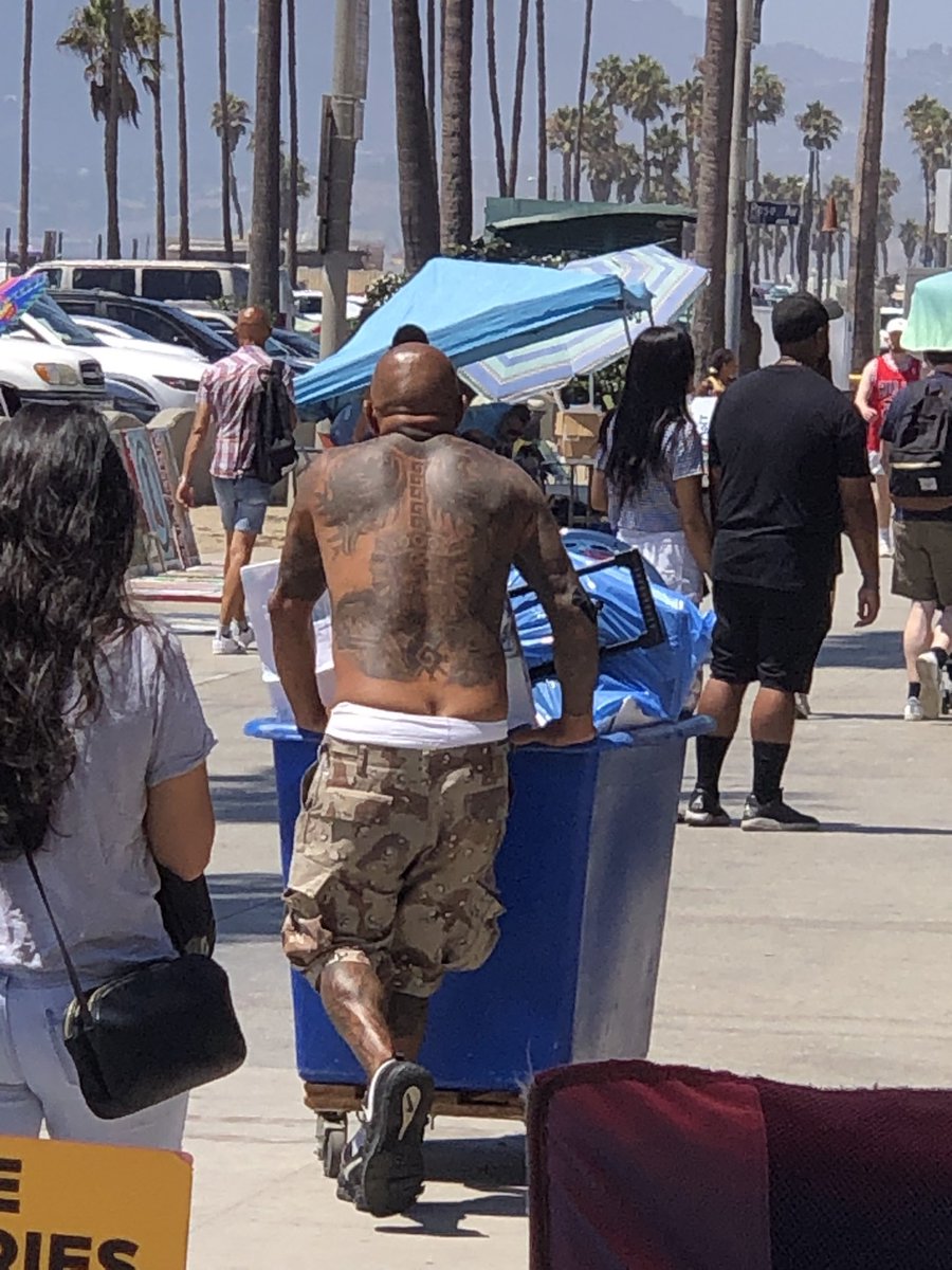 This guy gets kicked out of his free hotel room on the boardwalk, orders his dog to bite the guy kicking him out, then heads straight to the beach with all his stuff to set up a tent. This is why people don’t want homeless housing in their neighborhoods
westsidecurrent.com/news/lahsa-emp…