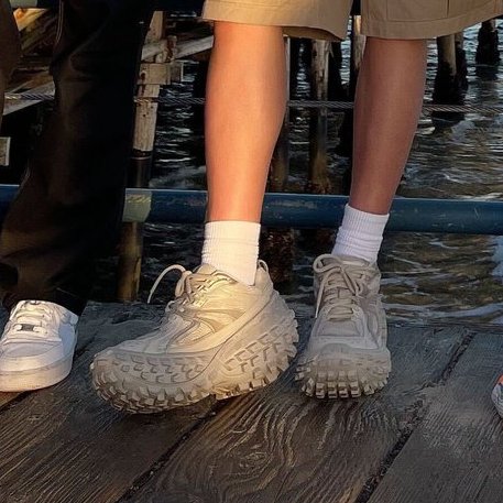 cscwzi's tweet photo. pledis ceo calling hoshi to tell him we were charged an insane amount of excess baggage because of YOUR SHOES https://t.co/DTurAT4DJp