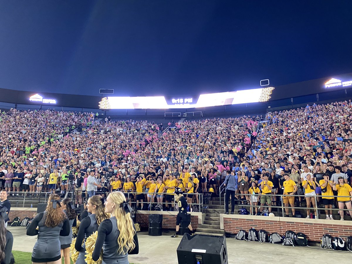 TrevorPeters__'s tweet photo. A great night welcoming thousands of new #Boilermakers to @LifeAtPurdue! Have a great BGR, &amp; thanks to @PurdueSports for letting me be part of it #BoilerUp 🚂 https://t.co/EvBwTKYHCm