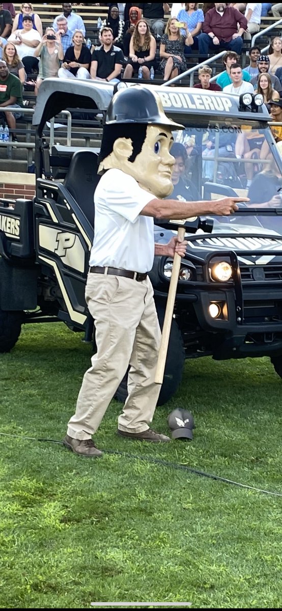 TrevorPeters__'s tweet photo. A great night welcoming thousands of new #Boilermakers to @LifeAtPurdue! Have a great BGR, &amp; thanks to @PurdueSports for letting me be part of it #BoilerUp 🚂 https://t.co/EvBwTKYHCm