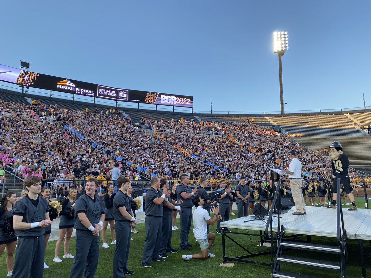 TrevorPeters__'s tweet photo. A great night welcoming thousands of new #Boilermakers to @LifeAtPurdue! Have a great BGR, &amp; thanks to @PurdueSports for letting me be part of it #BoilerUp 🚂 https://t.co/EvBwTKYHCm