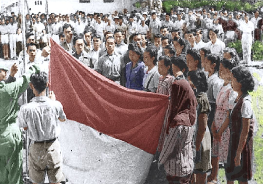 arbainrambey's tweet photo. Lepas dari masalah bahwa foto ini diwarnai belakangan, adakah teman2 yang punya bukti bahwa foto ini benar2 17 Agustus 1945? https://t.co/2U3WpoW3NU