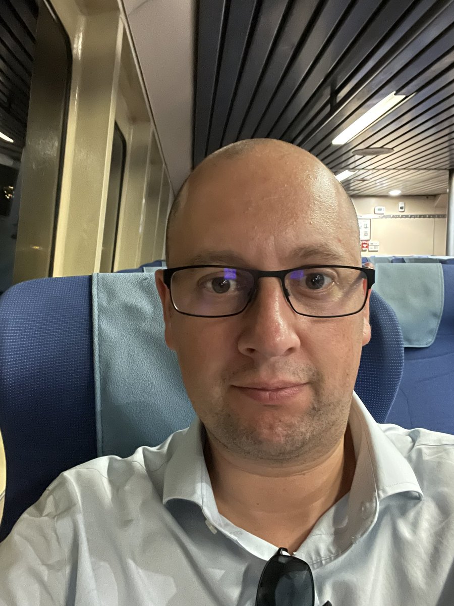 markje's tweet image. @rogbennett been stopped twice in NYC today asking / telling me I’m the guy from the Men In Blazers… it’s Football League Tuesday.