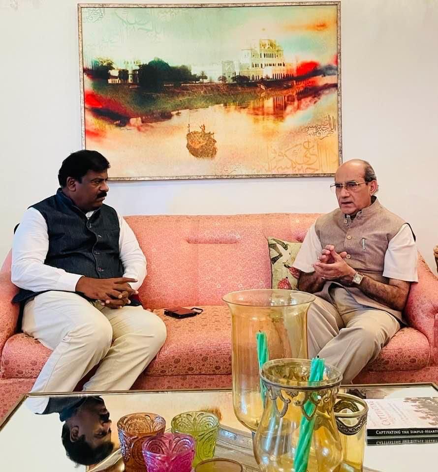 anisansariias's tweet photo. Anis Ansari in conversation with Sri Jeewan Kumar Malla President Dravid Bahujan Party ( from Chennai) on the plight of Pasmandah communities on 16 Aug 22 at his residence at Gomti Nagar Lucknow https://t.co/8Y5agAefKW